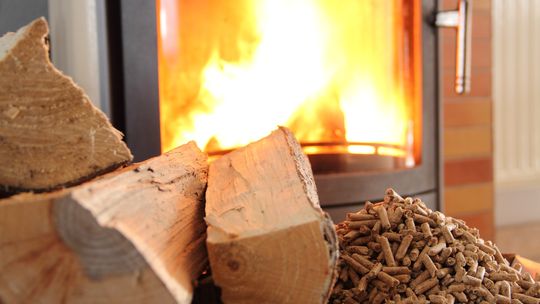 Za ile kupimy drewno opałowe i pellet drzewny? - spadek cen paliw