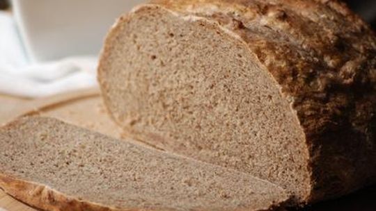 Chleb z prażoną mąką żytnią i wodą z kiszonych ogórków