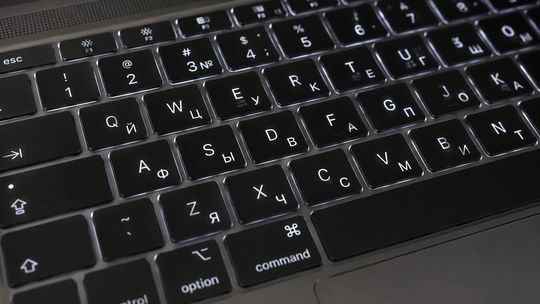 Czy grawerowanie lazerowe klawiatury niszczy podświetlenie? Obalamy mity dotyczące grawerowania laserowego klawiatur