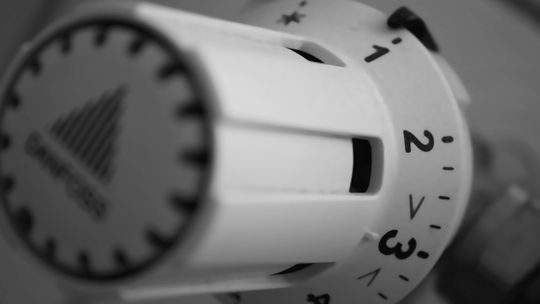 Czym ogrzewać mieszkanie w 2025 roku? Porównanie kosztów pomp ciepła, gazu, oleju, drewna i ekogroszku