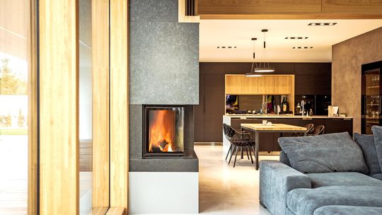 Czym wykończyć kominek? Dobór materiałów wykończeniowych do kominka Nowoczesny kominek w spieku, realizacja Bizmet