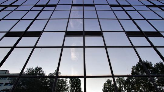 Folie Okienne: Przewodnik po Foliach Przeciwsłonecznych, Matowych i Lustro Weneckie
