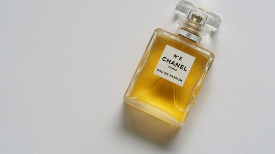 Jak wybrać perfumy francuskie? Poradnik od Flow Perfumes