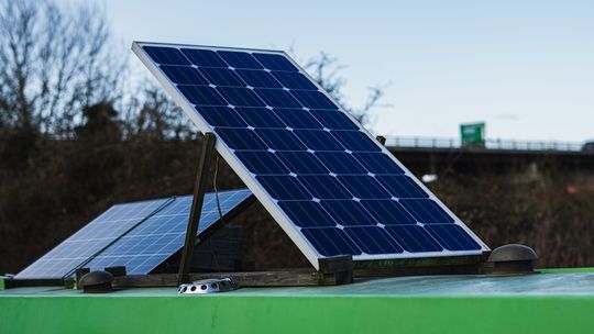 Jaki magazyn energii do domu wybrać? Praktyczny poradnik dla właścicieli nieruchomości