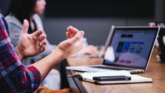 Język angielski dla firm – jak skutecznie mierzyć postępy w nauce?