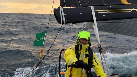 Józef Darłak wśród zwycięskiej załogi jachtu Ambersail II podczas Rolex Fastnet Race 2019