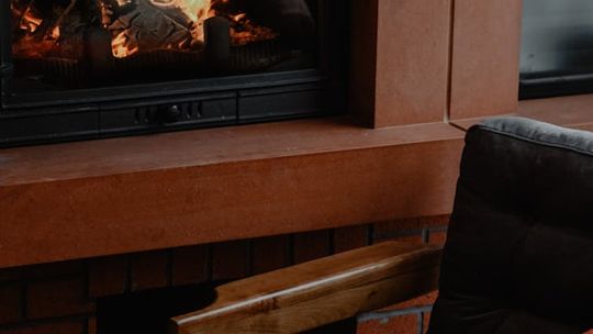 Kominek i podłoga drewniana – jak sprawić, by dwa centra ciepła grały razem