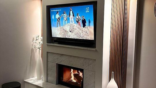 kominek z wbudowanym telewizorem-kominki lexux andrzej sloninka