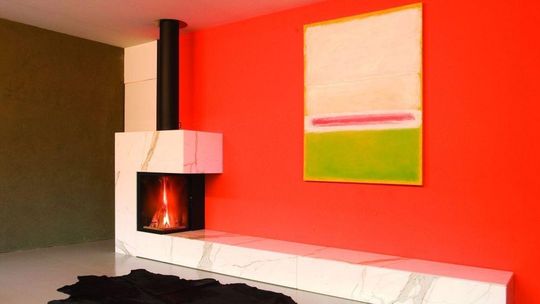 Kominki w neonowych kolorach kominek z narożną szybą w neonowych kolorach