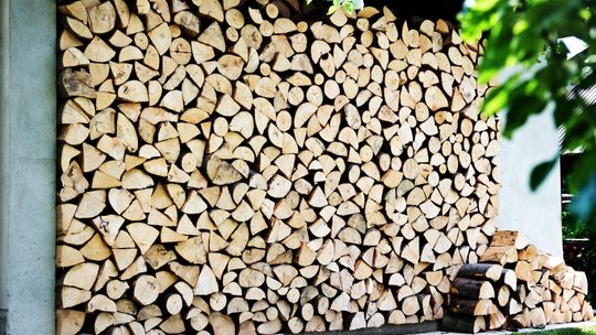 Kupuj drewno do kominka latem! - kilka przydatnych rad