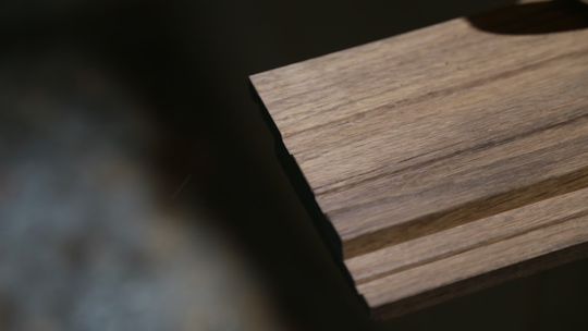 Listwa drewniana jako detal, który zmienia wnętrze – inspiracje i praktyczne wskazówki