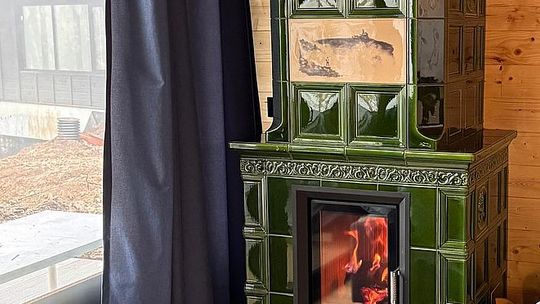 piece-kaflowe-z-paleniskiem-z-ekoprojektem-plomien-roku