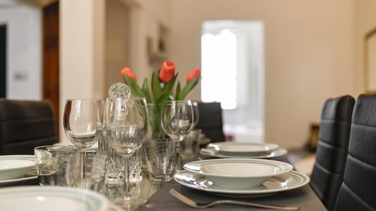 Nowoczesne stoły do salonu – połączenie szkła, metalu i elegancji we współczesnych wnętrzach