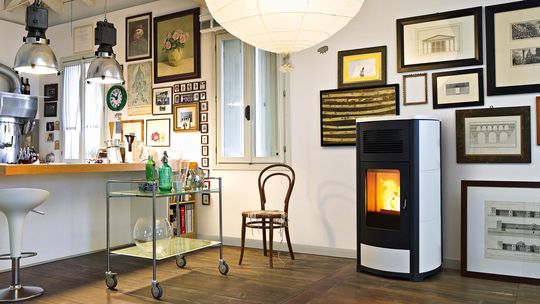 Piecyki na pellet – nowoczesny sposób na ciepły i komfortowy dom piecyk pelletowy z białą ceramiką i nadmuchem