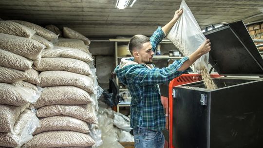 dosypywanie pelletu do kotła na pellet, składowanie pelletu w workach w kotłowni