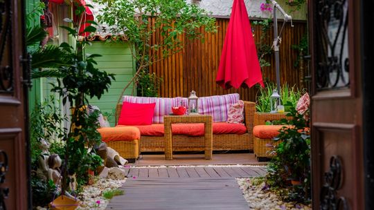 Poduszki na meble ogrodowe. Jakie materiały sprawdzają się najlepiej?