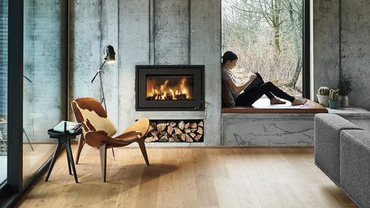 Przezorny ma... kominek kominek wykończony betonem z ławką, nowoczesny