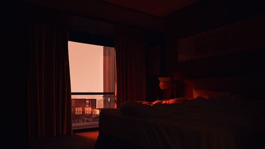 Sypialnia z kominkiem: dobieramy zasłony i pościel do nastrojowego wnętrza