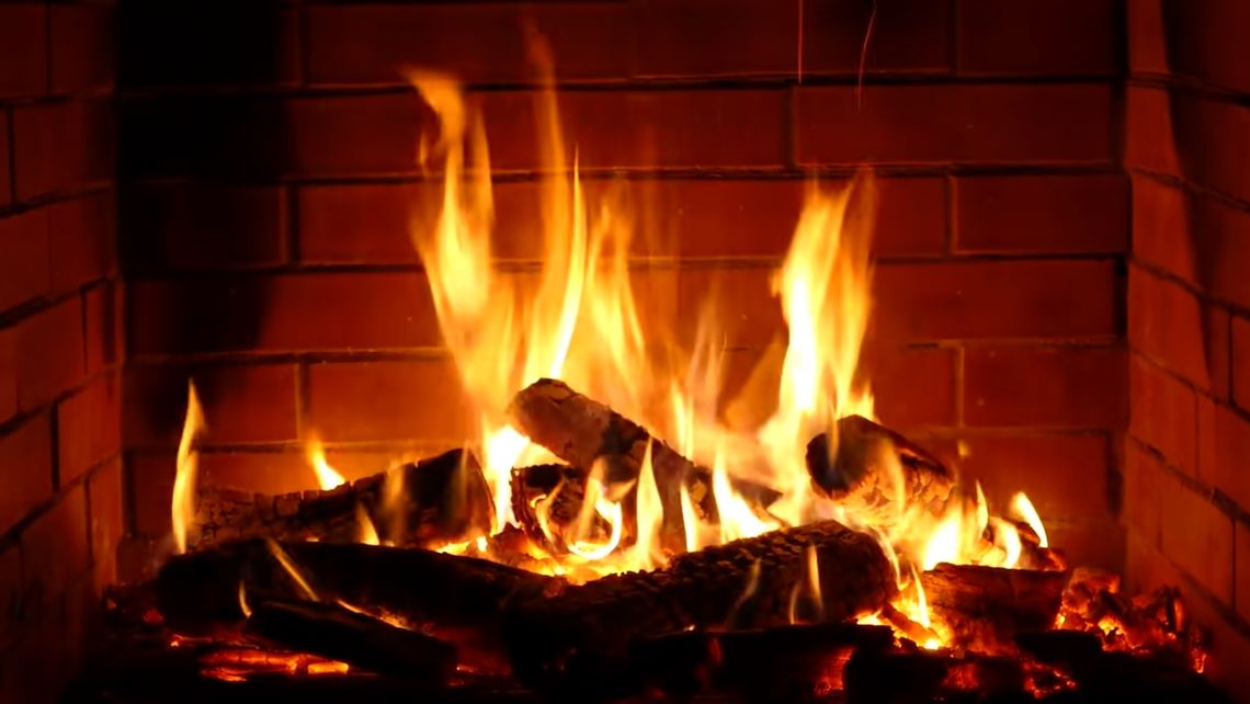 Estetyka płomienia - jakim drewnem palić w kominku?