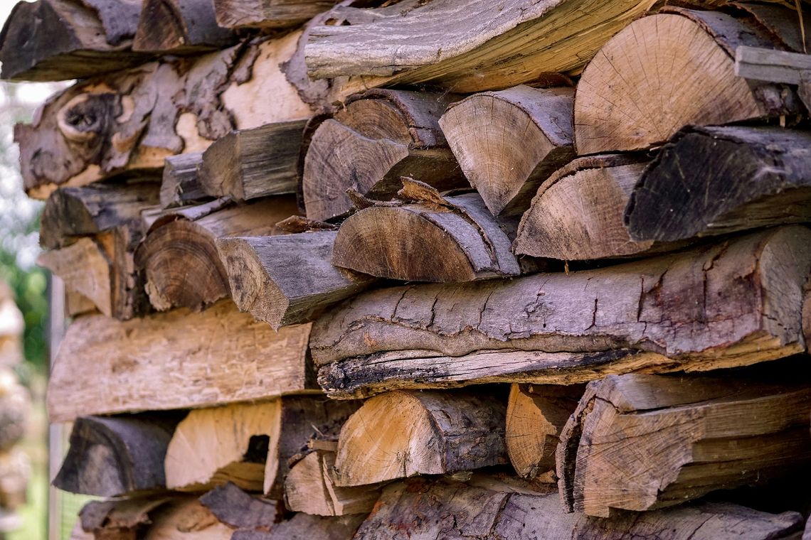 Ile kosztuje drewno opałowe? Jak kupić drewno opałowe?