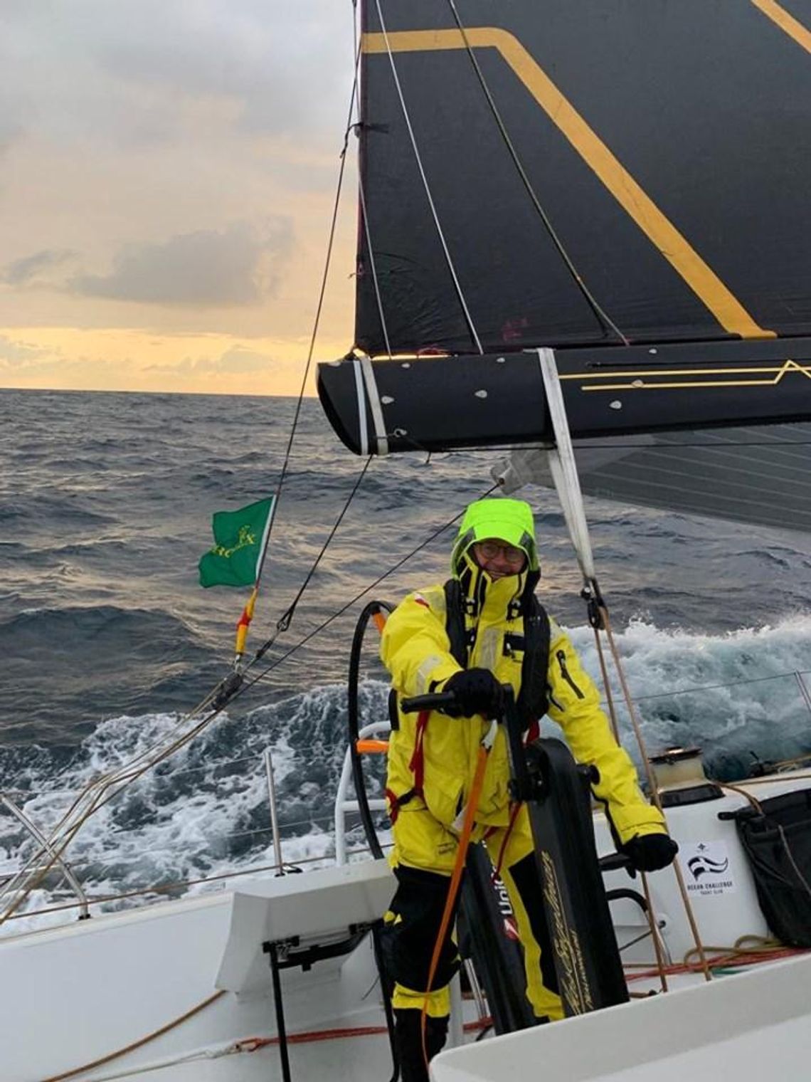 Józef Darłak wśród zwycięskiej załogi jachtu Ambersail II podczas Rolex Fastnet Race 2019