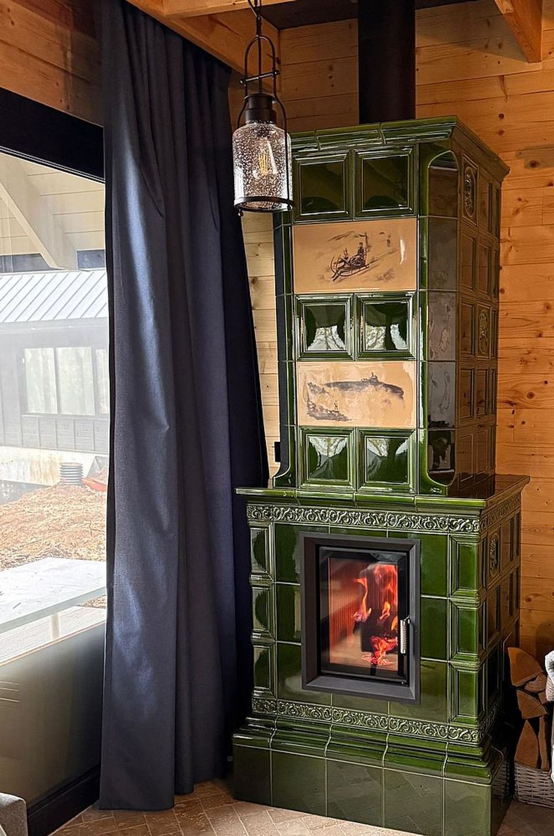 Magia Ognia: Tradycja spod kafla, czyli opowieść o spotkaniu rzemiosła ze sztuką piece-kaflowe-z-paleniskiem-z-ekoprojektem-plomien-roku