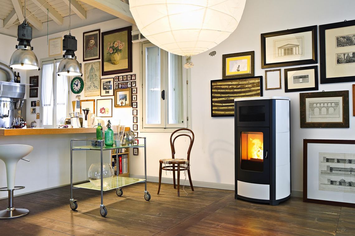 piecyk pelletowy z białą ceramiką i nadmuchem