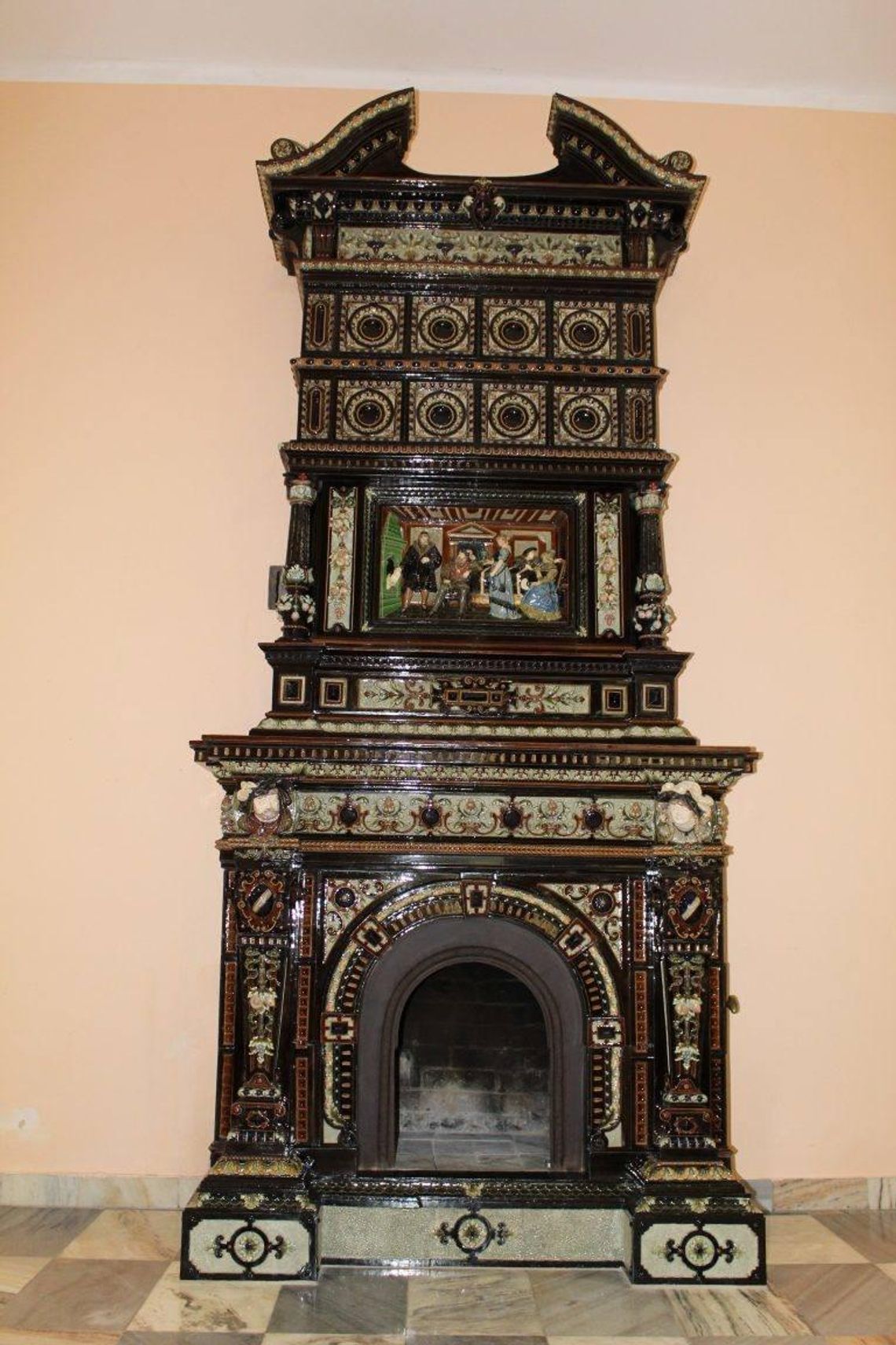 Zabytkowy kominek w Pałacu Hasbacha odnowiony