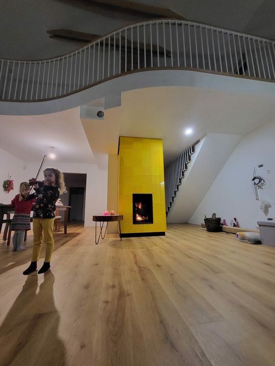 Piec kaflowy nowoczesny z neonowych żółtych kafli