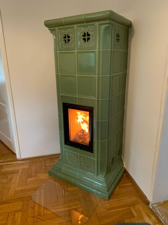 Kominek kaflowy z zielonych kafli o niedużych gabarytach