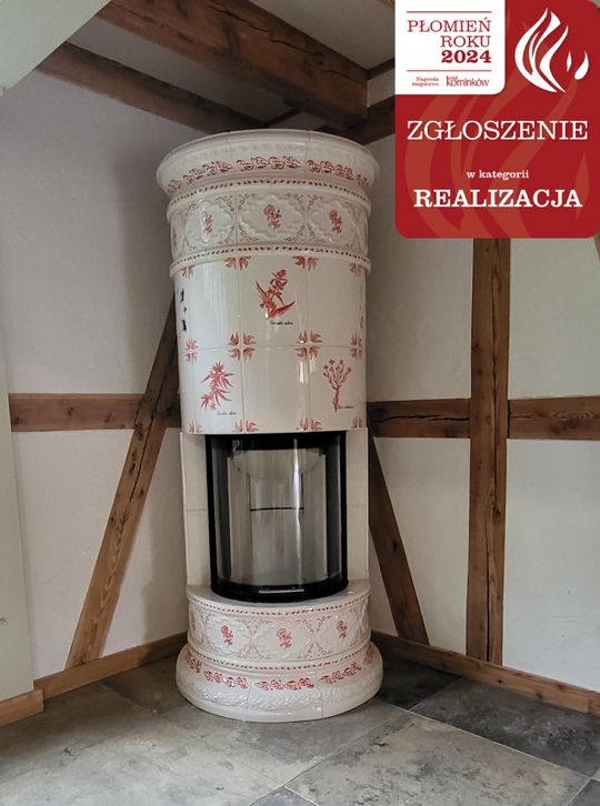 Kominek z ręcznie malowanymi kaflami