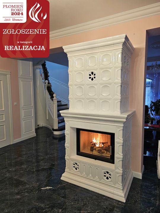 Kominek z białymi kaflami