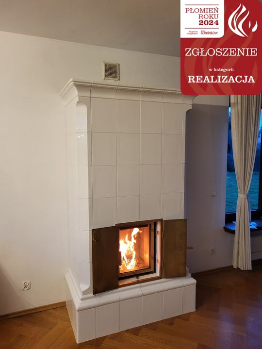 Kominek kaflowy z zewnętrznymi drzwiczkami z mosiądzu