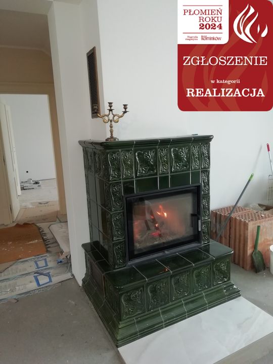kominek z zielonymi kaflami