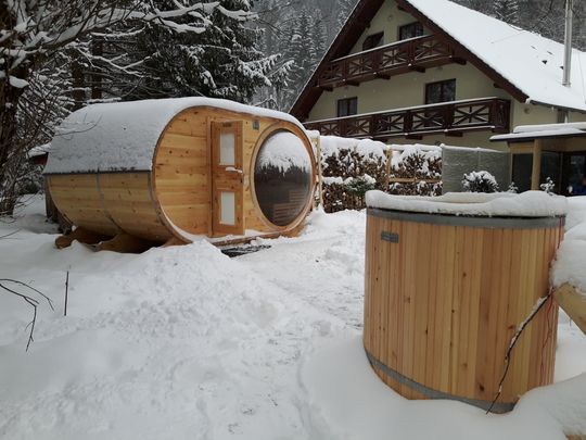 Sauna wraz z balią do schładzania drewniana sauna