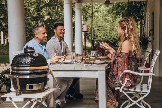 Czarny grill ceramiczny Ceramiaczny grill na drewno