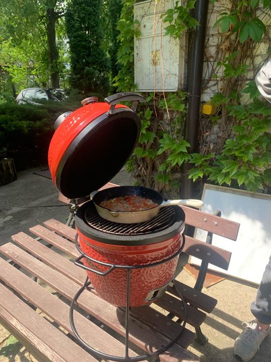 Czerwony ceramiczny grill Kamado Joe grill ceramiczny