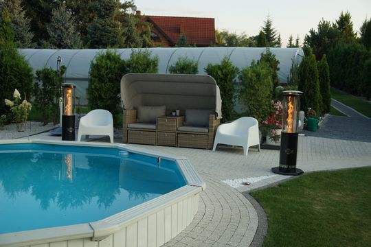 Lampa ogrodowa z panoramiczną szybę. Ogrzewacz ogrodowy na pellet