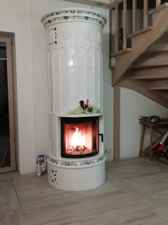 Kominek z malowanymi kaflami Kominek z ręcznie malowanymi kaflami