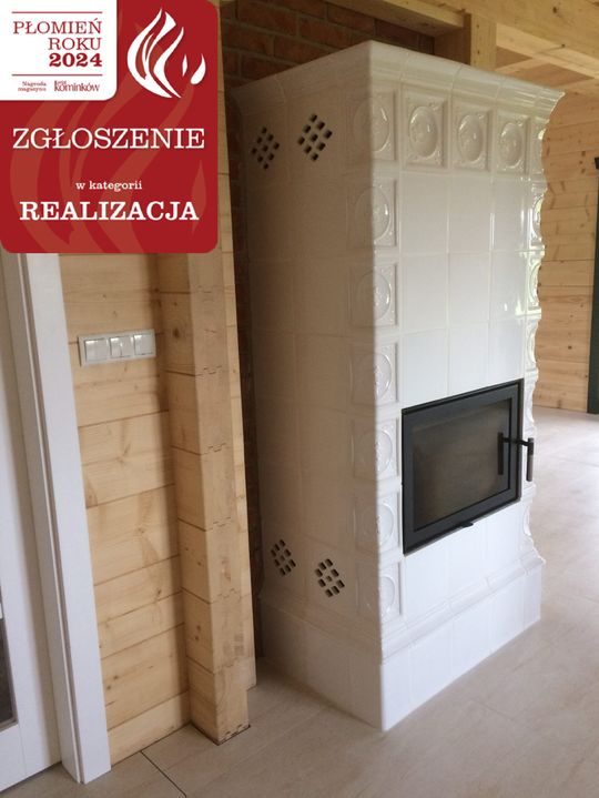 biały kominek kaflowy