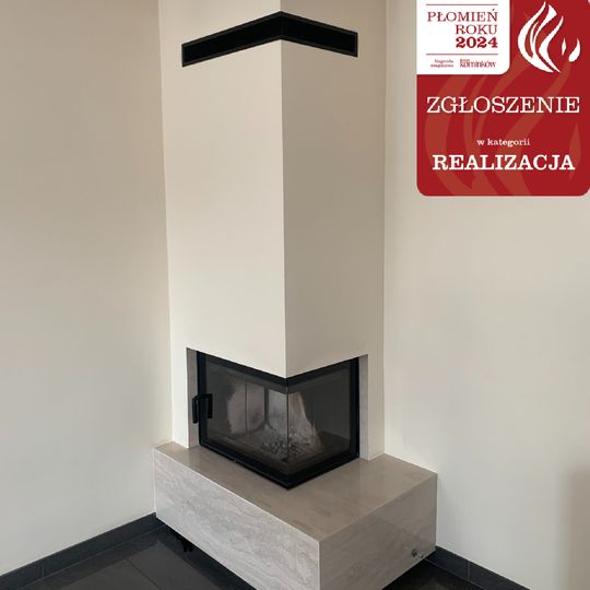 Biały kominek narożny wykończony szarym spiekiem kwarcowym