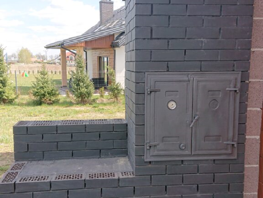 Urządzenie ogrodowe- wędzarnia Wędzarnia wykonana z szarej cegły klinkierowej