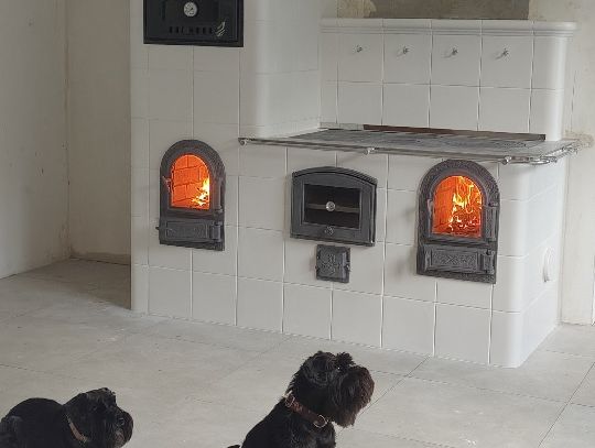 Kuchnia kaflowa Kuchnia kaflowa z piecem chlebowym. Białe gładkie kafle,