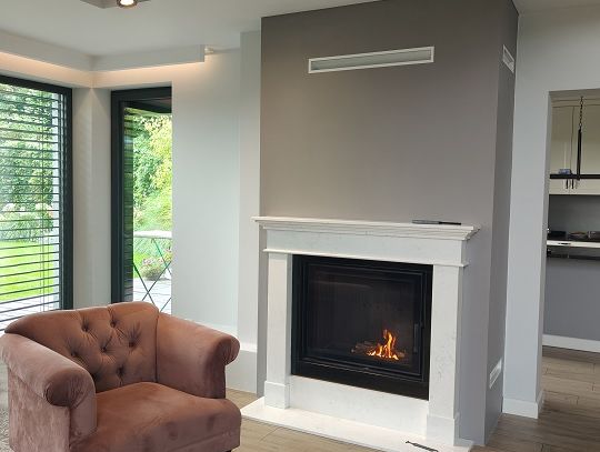 Kominek w obudowie portalowej Komniek w obudowie portalowej z marmuru