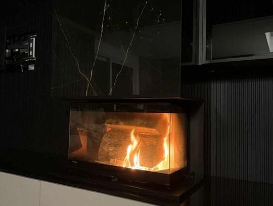 Kominek nowoczesny w zabudowie z kamienia naturalnego