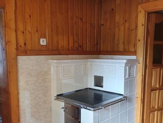 Mała biała kuchnia kaflowa