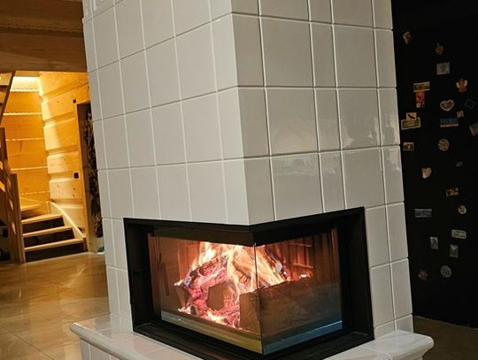 Narożny piecokominek akumulacyjny