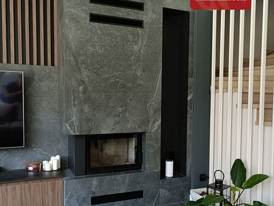 Kominek w szarej kamiennej obudowie