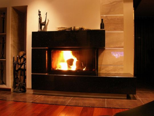 Kominek z czarną ramką kamienną