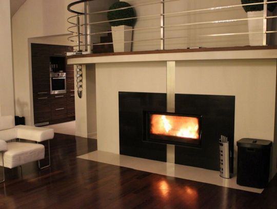 Kominek z czarną ramką